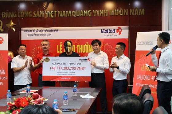 Anh P. nhận giải Jackpot 1 xổ số tự chọn Power 6/55 kỳ QSMT số 1105 với giá trị giải thưởng hơn 148 tỷ đồng